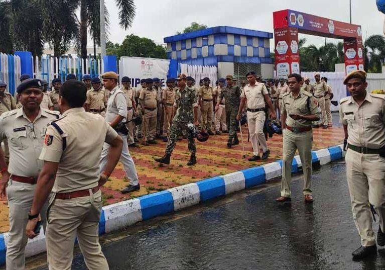 Breaking : सुप्रीम कोर्ट ने कोलकाता निर्भया कांड पर लिया स्वत: संज्ञान, मंगलवार को होगी ‘सुप्रीम सुनवाई’ साल्टलेक स्टेडियम के बाृहर पुलिस तैनात