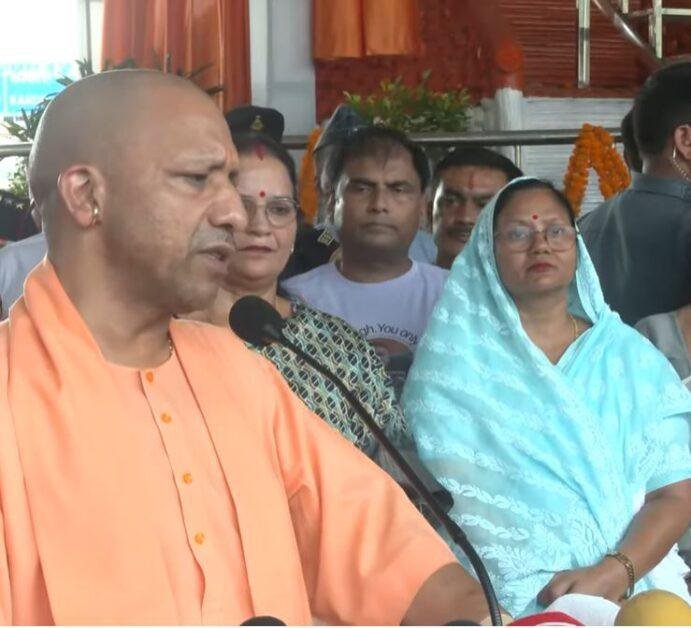 बुधवार को लखनऊ में बोलते सीएम योगी
