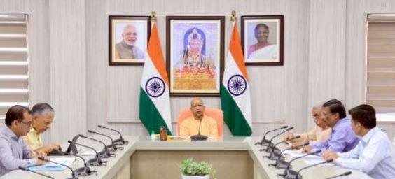 गुरूवार को अपने आवास पर उच्च स्तरीय बैठक लेते सीएम योगी।