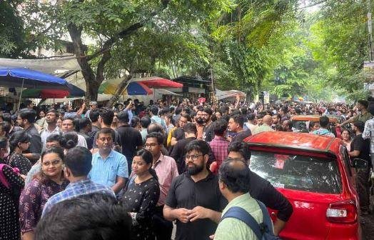 बुधवार को कोलकाता के साल्टलेक में सीबीआई दफ्तर वाले कांप्लेक्स के बाहर जुटी भीड़।