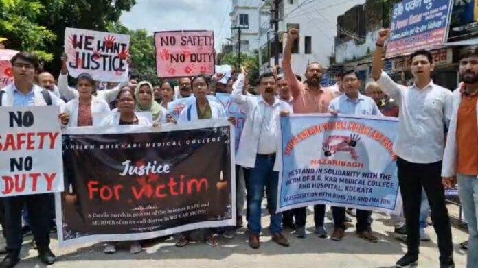 Hazaribagh : आईएमए के बुलावे पर सड़क पर उतरे डॉक्टर, कई सेवाएं बाधित...