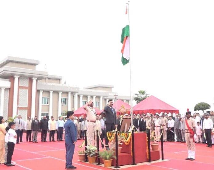 Ranchi : झारखंड हाईकोर्ट में कार्यवाहक मुख्य न्यायाधीश सुजीत नारायण प्रसाद फहराया तिरंगा...