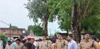 Tragic Incident - मध्य प्रदेश के सागर जिले के शाहपुर में रविवार को हुए हादसे के बाद मंदिर के पास जुटे लोग।