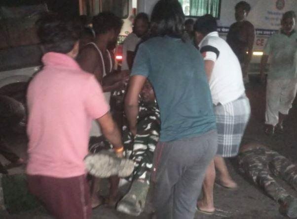 हादसे के बाद घायल जवानों को दुर्घटनाग्रस्त वाहन से निकालते स्थानीय लोग