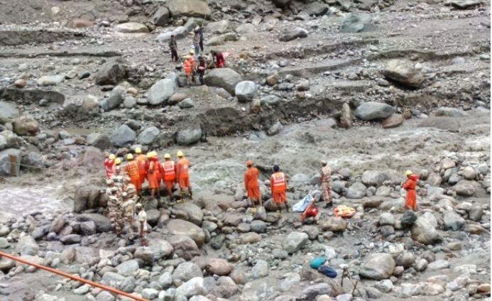 Cloud Burst : हिमाचल में चार जगह बादल फटने से तबाही, 85 लापता और मकान-पुल-सड़क के साथ एक हाइड्रो प्रोजेक्ट भी बहा हिमाचल में बादल फटने से मची तबाही के दौरान राहत और बचाव में जुटी टीमें।