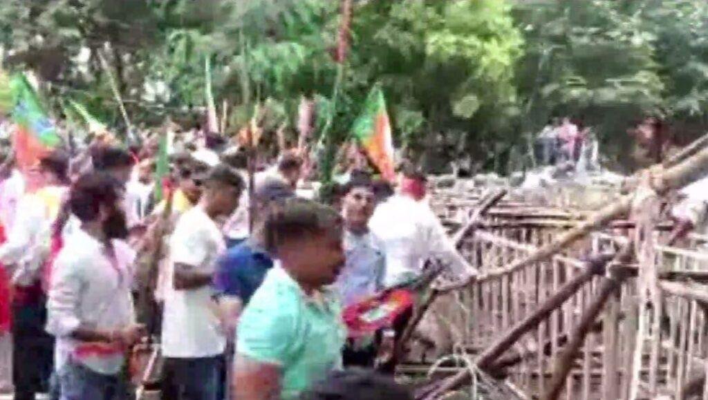 Breaking : बीजेपी युवा मोर्चा के कार्यकर्ताओं पर पुलिस ने किया लाठीचार्ज, दागे आंसू गैस के गोले और...