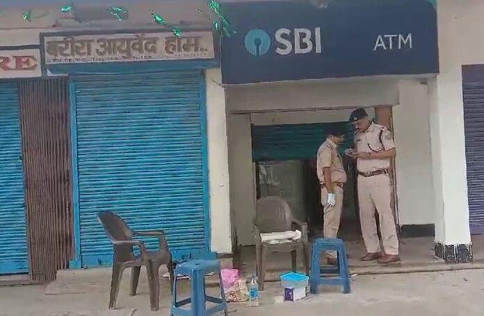 Ramgarh में शटर काटकर एटीएम से लाखों के रुपए उड़ा ले गए चोर, जांच में जुटी पुलिस...