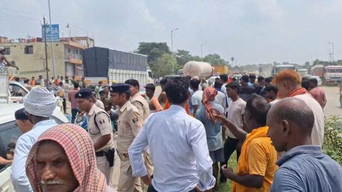 ट्रक ने बुलेट सवार प्रोफेसर पुत्र को कुचला