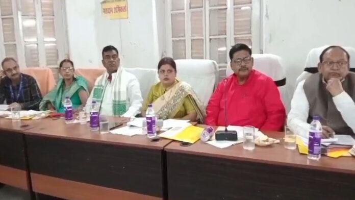 नगर निगम के सभागार में महापौर इंदु देवी की अध्यक्षता में बैठक