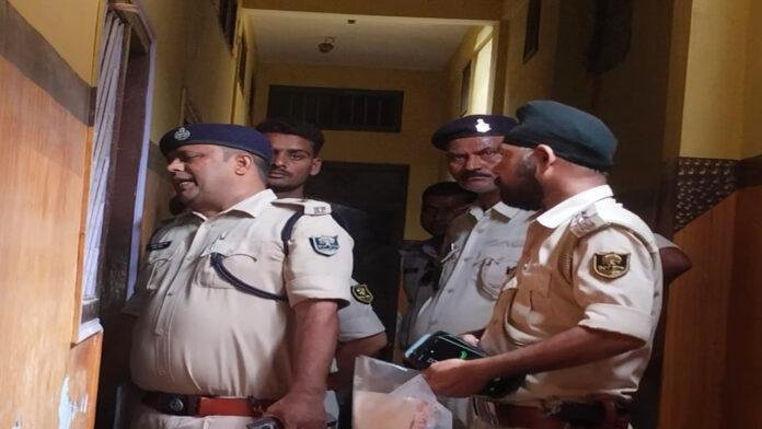 आपत्तिजनक हालत में पकड़े गए कॉलेज की छात्र-छात्राएं