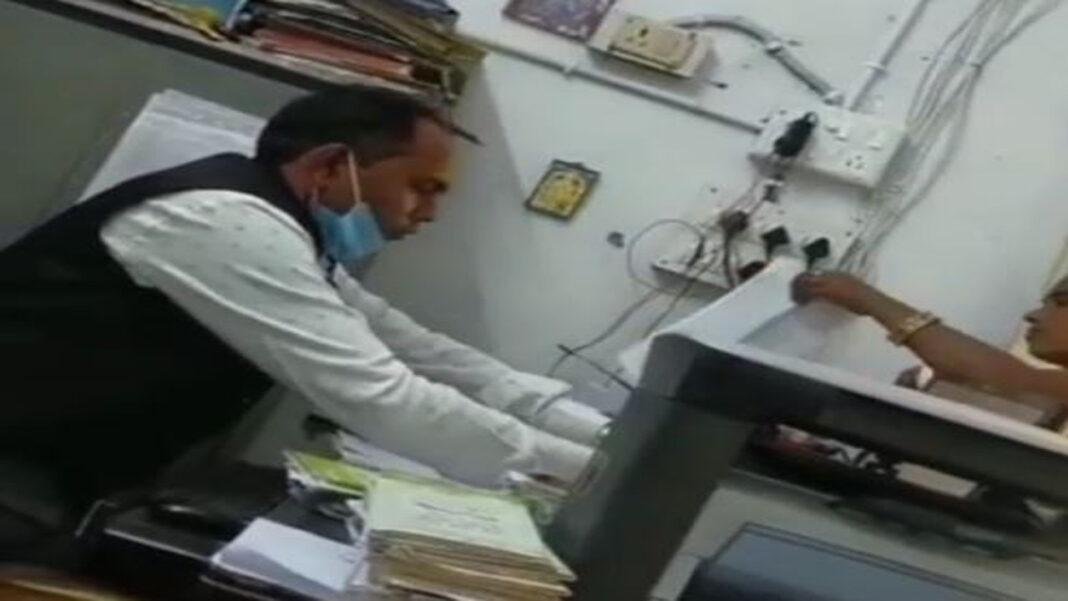 अस्पतालों में 5 सौ देने के बाद बनती है जन्म प्रमाण पत्र, पैसे लेने का Video वायरल