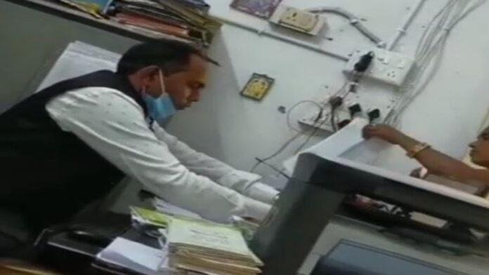 अस्पतालों में 5 सौ देने के बाद बनती है जन्म प्रमाण पत्र, पैसे लेने का Video वायरल