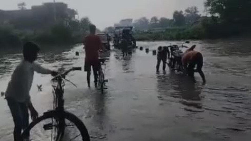 मूसलाधार बारिश से सभी नदियां उफान पर, कई भेड़ सहित 5 लोग फंसे