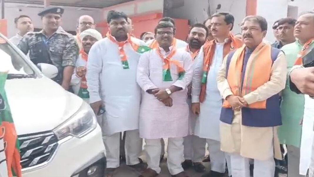सदस्यता अभियान को लेकर दिलीप जायसवाल ने कई गाड़ियों को झंडी दिखाकर किया रवाना