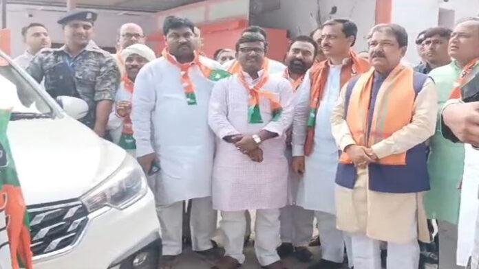 सदस्यता अभियान को लेकर दिलीप जायसवाल ने कई गाड़ियों को झंडी दिखाकर किया रवाना
