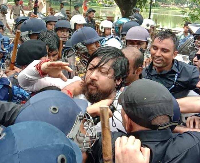 कूचबिहार में प्रदर्शन के दौरान हिरासत में लिए पूर्व केंद्रीय गृह राज्य मंत्री निशीथ प्रमाणिक।