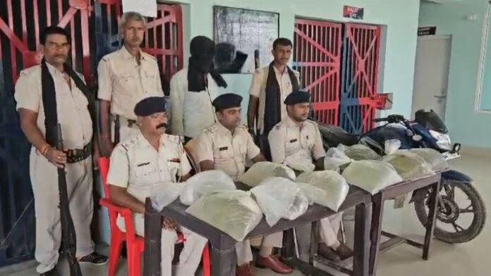 देसी चुलाई शराब व मोटरसाइकिल के साथ एक तस्कर गिरफ्तार