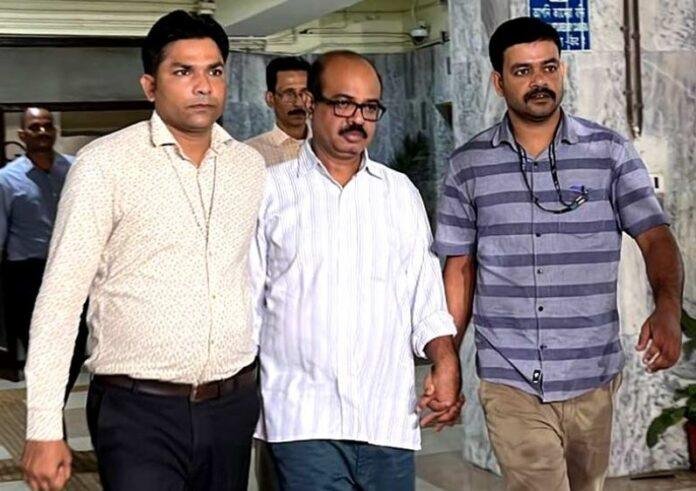 सीबीआई हिरासत में तत्कालीन टाला थाना के प्रभारी (बीच में) सीबीआई की हिरासत में।
