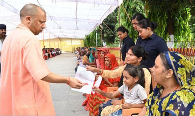 गोरखपुर में CM Yogi ने 3 दिन में 900 लोगों की सुनी फरियाद, तत्काल निस्तारण के दिए निर्देश CM Yogi