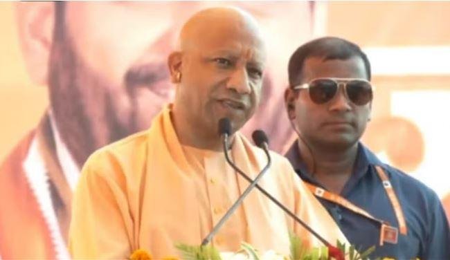 CM Yogi बोले : धारा 370 हटने का प्रभाव है...मौलवी भी बोल रहे राम-राम हरियाणा के यमुनानगर में शनिवार को चुनावी सभा में बोलते सीएम योगी आदित्यना।