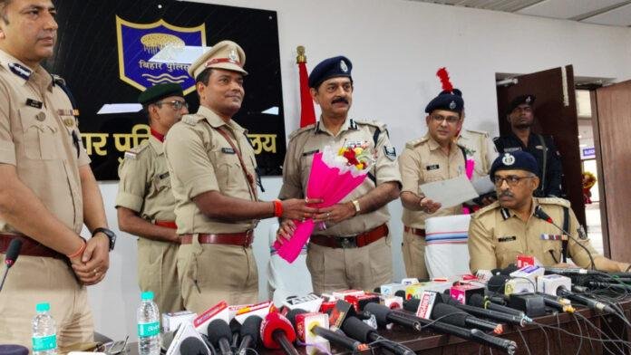 सारण जिला में सराहनीय कार्य करने वाले पुलिस टीम को DGP ने किया सम्मानित