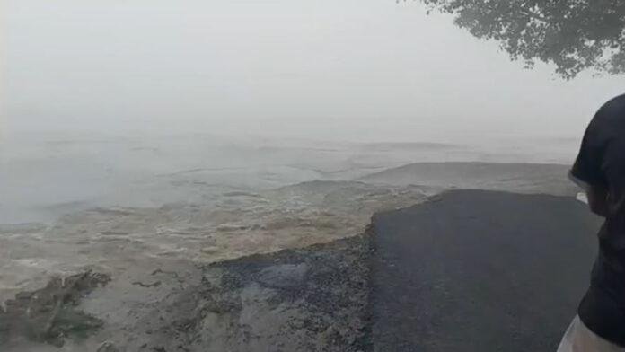 बिहार में बाढ़ से हाहाकार ! अगले 48 घंटे भारी, कोसी नदी का तटबंध टूटा