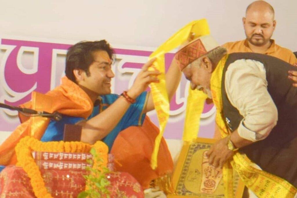 मखाना की माला पहनाने पर बागेश्वर धाम सरकार ने कहा- हमारे यहां मरने पर पहनाया जाता है