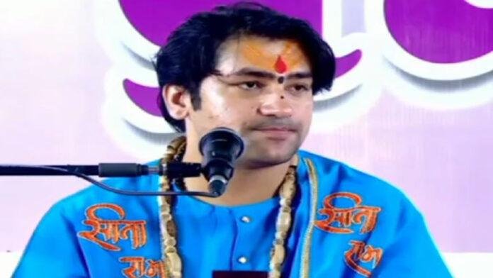 मखाना की माला पहनाने पर बागेश्वर धाम सरकार ने कहा- हमारे यहां मरने पर पहनाया जाता है