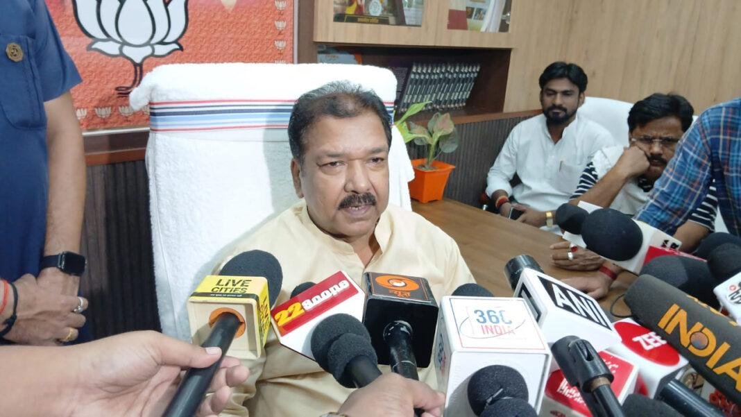 मंत्री दिलीप ने कहा- ब्रिज गिरने का हो सकता है बहुत सारा कारण