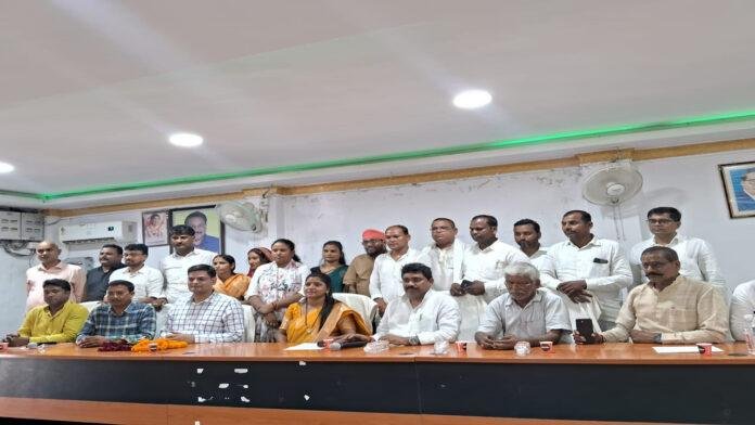 मुख्य कार्यपालक पदाधिकारी विनोद दुहन को जिला परिषद की ओर से दी गई विदाई
