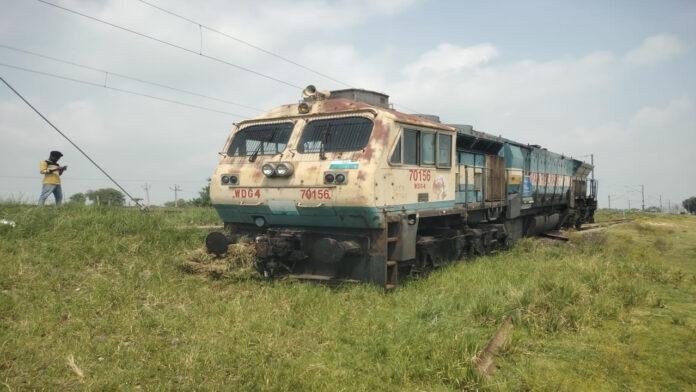 गया के वजीरगंज में पटरी से उतरकर खेत में गया इंजन, मचा हड़कंप