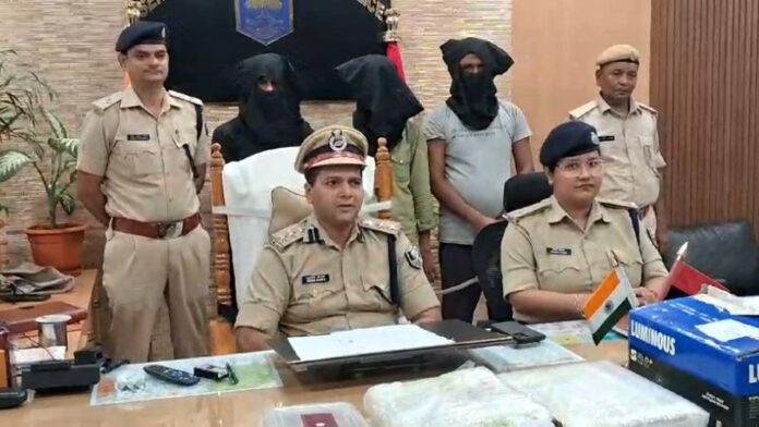 साइबर गिरोह के 3 सदस्य गिरफ्तार, अवैध सामान बरामद