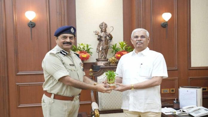 DGP का प्रभार मिलने के बाद राज्यपाल से मिले आलोक राज
