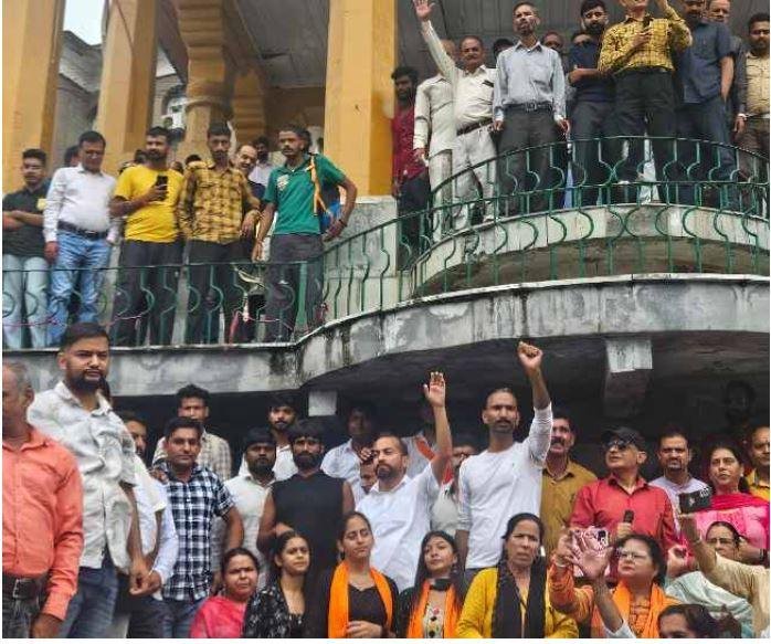 हिमाचल प्रदेश के मंडी में अवैध मस्जिद निर्माण के विरोध में प्रदर्शन करती भीड़ का हनुमान चालीसा पाठ। 