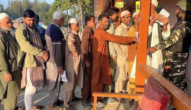 जम्मू कश्मीर में वोटिंग को उमड़े वोटर 