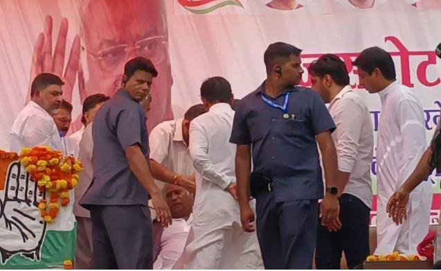 Congress अध्यक्ष - मल्लिकार्जुन खरगे की कठुआ रैली में बिगड़ी तबीयत, बोले – मोदी को हटाने तक नहीं मरूंगा कठुआ की चुनावी सभा में भाषण देने के दौरान कांग्रेस अध्यक्ष की तबीयत बिगड़ने पर उन्हें सुरक्षित नीचे उतारने में जुटे लोग।