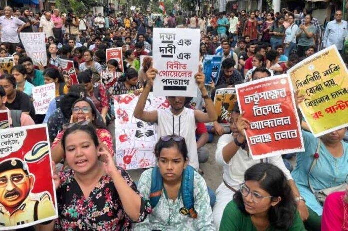कोलकाता पुलिस मुख्यालय जाने से रोके जाने पर नाराज जूनियर डॉक्टरों का सड़क पर धरना जारी।