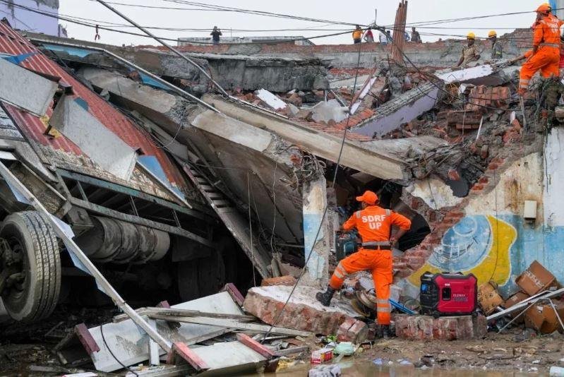 लखनऊ के ट्रांसपोर्ट नगर में ढही बिल्डिंग के मलबे में राहत और बचाव का काम दूसरे दिन भी जारी।