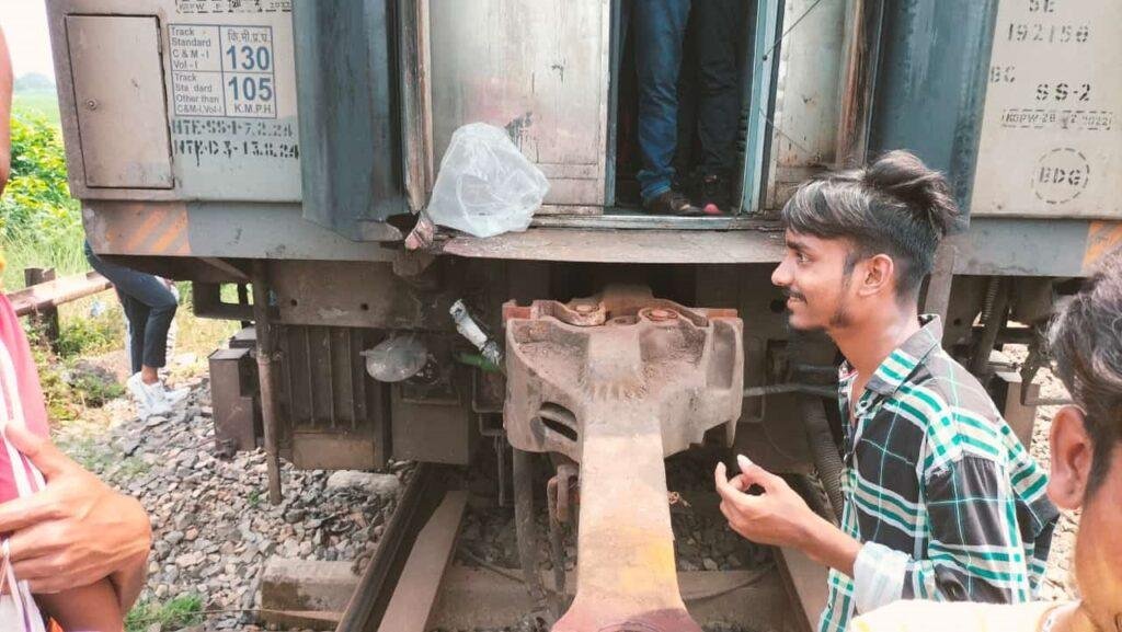 Rail Accident : बक्सर-पटना रेलखंड पर बड़ा हादसा, 2 हिस्सों में बंट गए मगध एक्सप्रेस ट्रेन के डिब्बे