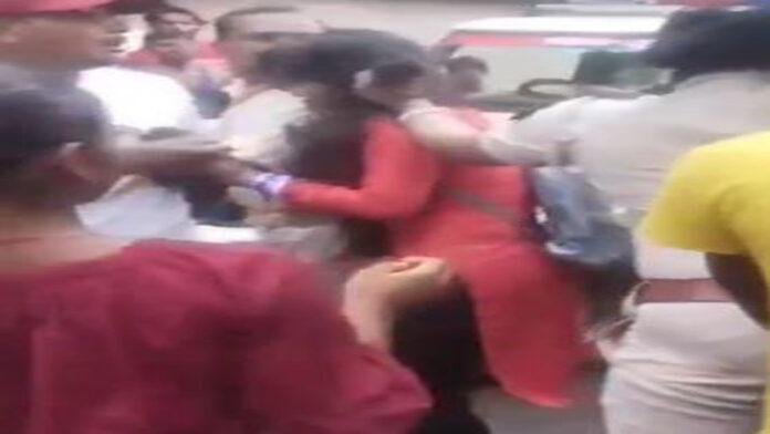 Mahila Police-Girl महिला दारोगा और युवती के बीच सड़क पर हाई वोल्टेज ड्रामा