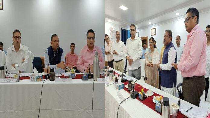 मंत्री ने विभागीय अधिकारियों को दिया निर्देश, कहा- आम जनता की तकलीफों का रखें विशेष ध्यान