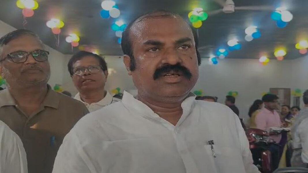 मंत्री मदन सहनी ने स्कूटी शोरूम फ्यूचर इको मोटो एम्पीयर का किया शुभारंभ