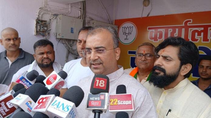 तेजस्वी पर मंगल पांडे का तंज, कहा- 10 फीसदी सीट लाने में भी उनको आ गई आंधी
