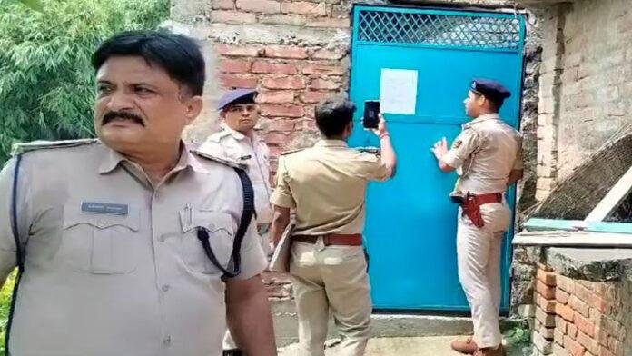 हत्या में शामिल 8 फरार अभियुक्तों के घर पर पुलिस ने चिपकाया इश्तेहार