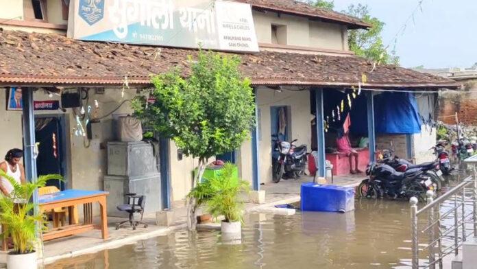 बाढ़ का कहर, सुगौली थाना में प्रवेश किया पानी