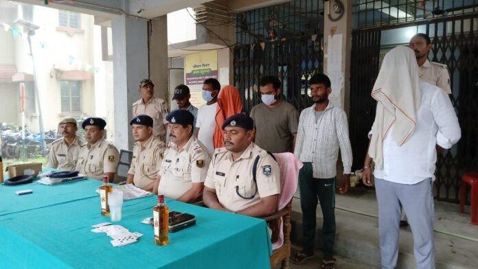 जुआ के साथ शराब पार्टी करते वार्ड पार्षद समेत आधा दर्जन गिरफ्तार