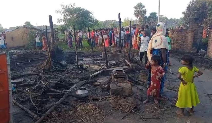 दबंगों की दंबगई, महादलित टोला में की फायरिंग, 80 घरों में लगा दी आग 2 22Scope News Nawada Aag 1 22Scope News