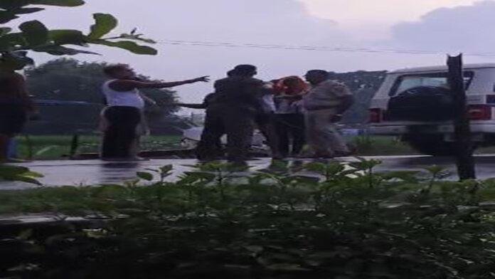 Nawada Police Attacked पुलिस टीम पर बदमाशों का हमला, दारोगा सहित महिला पुलिसकर्मी की लाठी डंडे से जबरदस्त पिटाई