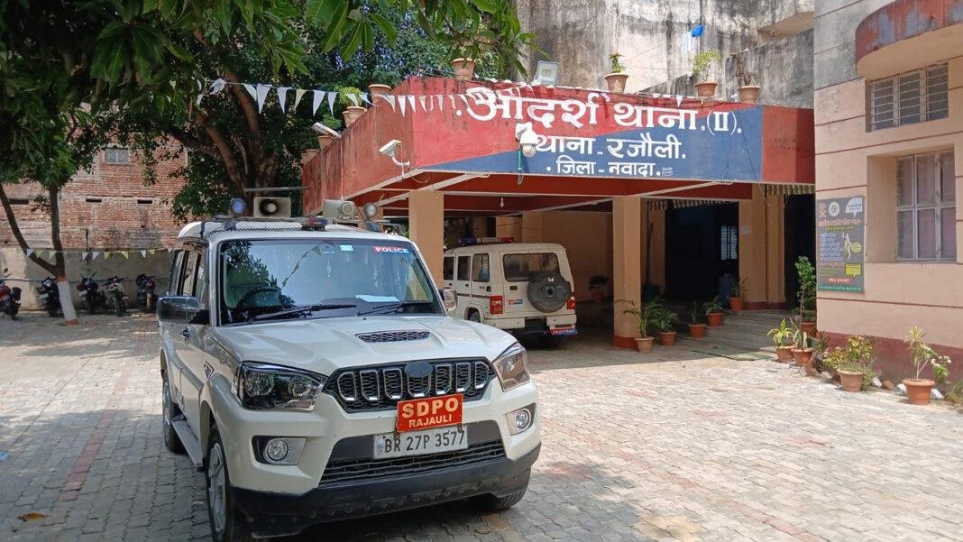 छेड़छाड़ के आरोपी की दुकान को किया आग के हवाले