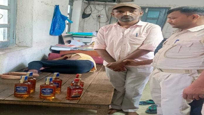 पर्यटक बस से 11.25 लीटर विदेशी शराब जब्त, 2 लोग गिरफ्तार